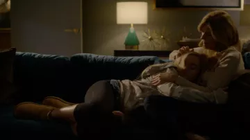 Ugg bottes portées par Terra Newell (Julia Garner) dans de Sales Jean-S01E05