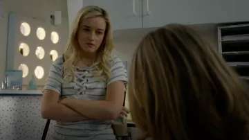 La génération de l'Amour Kiki lacets Tee Rayé porté par Terra Newell (Julia Garner) dans de Sales Jean-S01E05