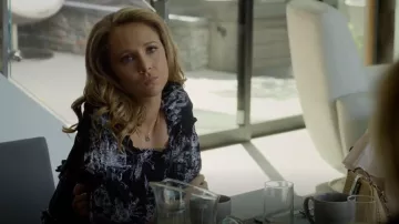 Cinq à Sept Adélaïde de Soie Smockée Haut porté par Veronica Newell (Juno Temple) dans de Sales Jean-S01E05