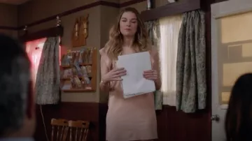 Lessive par Shelli Segal Ruffle Froid de l'Épaule Manches Robe de Cocktail porté par Alexis Rose (Annie Murphy) dans Schitt s Creek S04E06