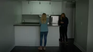 Superga 2750 Cotu baskets portées par Terra Newell (Julia Garner) dans de Sales Jean-S01E05