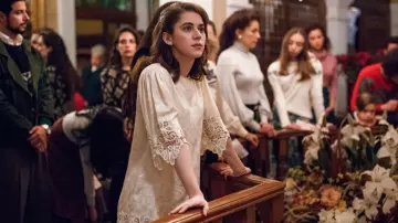 The white dress Sofía Conesa (Tessa Ia) in Narcos: Mexico city S01E04