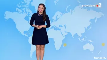 El vestido corto acampanado de cuello claudino joya de Virginie Hilssone en Météo 2 de 24/12/2018