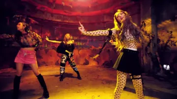 Half Moon Print Top worn by Jennie Kim in BLACKPINK - ‘뚜두뚜두 (DDU-DU DDU-DU)’ M/V