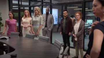 El top beige de Roland Mouret usado por Leslie Dean (Annie Wersching) en Marvel's Runaways S02E01