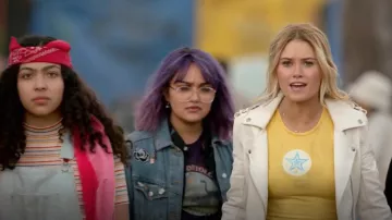 La chaqueta de cuero blanca Blank NYC de Karolina Dean (Virginia Gardner) en Marvel's Runaways S02E01