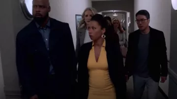 La robe jaune Karen Millen portée par Catherine Wilder (Angel Parker) dans Marvel's Runaways S02E01