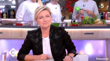 The black jacket of Anne-Elisabeth Lemoine in C to you of the 26/12/2018