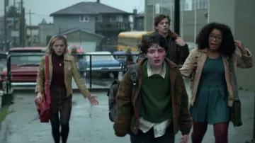 Satchel red tartan scottish of Sabrina Spellman (Kiernan Shipka) in The New Adventures of Sabrina S01E02