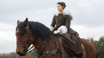 La réplique du manteau en laine et fourrure de Claire Fraser (Caitriona Balfe) dans Outlander S01E04