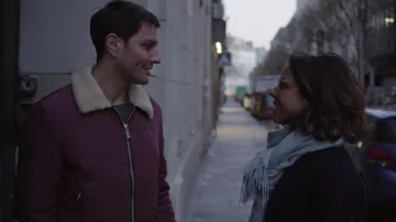 La chaqueta bomber burdeos usada por Jules Dupond (Marc Ruchmann) en plan Coeur S01E02