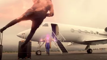 The jean AO.THE by Alice + Olivia Karolina Dean (Virginia Gardner) in Marvel's Runaways S02E03