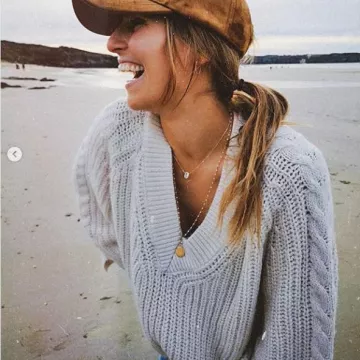 The collar of Laury Thilleman on the account instagram @laurythilleman