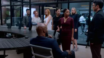 La robe bordeaux Ted Baker portée par Catherine Wilder (Angel Parker) dans Marvel's Runaways S02E05