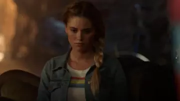 The white top striped rainbow Elizabeth and James Karolina Dean (Virginia Gardner) in Marvel's Runaways (S02E07)