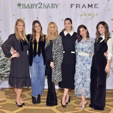 Jennifer Zeuner Harley Personnalisé Diamond Bar Collier porté par Jessica Alba pour Baby2Baby des Fêtes - 16 décembre 2018