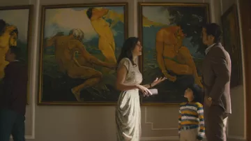 El vestido florido de la directora de la galería de arte (Alejandra Guilmant) en Narcos: México S01E03