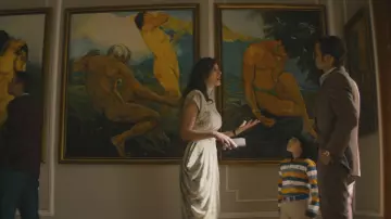 La robe fleurie de la directrice de galerie d'art (Alejandra Guilmant) dans Narcos: Mexico S01E03
