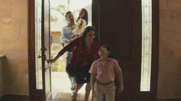 Le chemisier à fleurs de María Elvira (Fernanda Urrejola) dans Narcos: Mexico S01E03