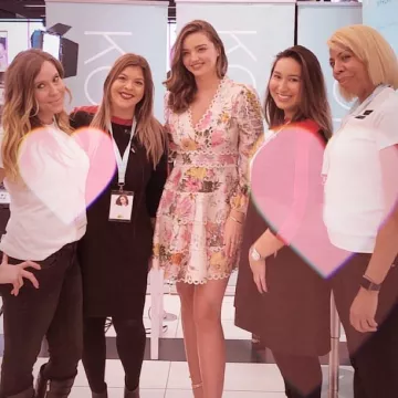 Zimmermann Heathers picot recortado traje de lino con estampado floral usado por Miranda Kerr en Sephora en la cuenta de Instagram @kerrarmy_ru