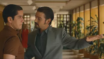 Le polo marron de Rodolfo Celis (Alberto Casablanca) dans Narcos: Mexico S01E03