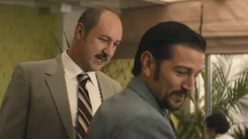 La cravate rayée du Governor Leopoldo Celis (Rodrigo Murray) dans Narcos: Mexico S01E03