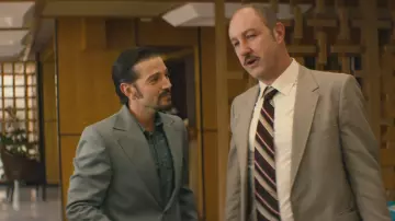 Le costume beige du Governor Leopoldo Celis (Rodrigo Murray) dans Narcos: Mexico S01E03