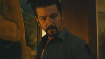 La chemise gris bleu de Miguel Ángel Félix Gallardo (Diego Luna) dans Narcos: Mexico S01E03
