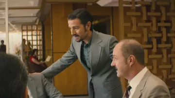 Le costume gris de Miguel Ángel Félix Gallardo (Diego Luna) dans Narcos: Mexico S01E03