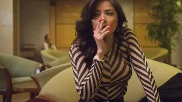 Le haut imprimé de Isabella Bautista (Teresa Ruiz) dans Narcos: Mexico (S01)
