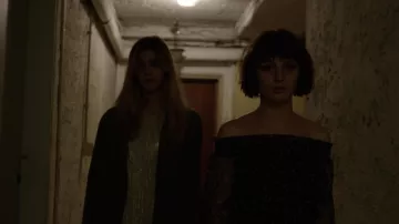 El vestido dorado usado por Chiara (Benedetta Porcaroli) en la serie Baby S01E03