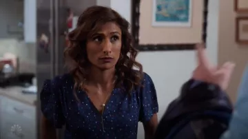 Rebecca Taylor Blusa de seda moteada usada por Emet (Sarayu Blue) en I Feel Bad S01E12