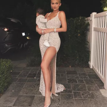 Manolo Blahnik Scolto Transparent Sandale à bride portée par Kylie Jenner à Kris Party de Noël - 24 décembre 2018