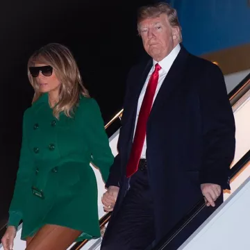 Prada Double-Breasted Wool-Felt Peacoat en Esmeralda usado por Melania Trump en Washington D.C. - 27 de diciembre de 2018