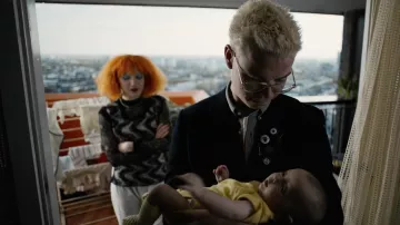The badge target blue white red The Who brought by Colin Ritman (Will Poulter) in Black Mirror: Bandersnatch
