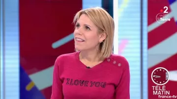 The sweater I love you Laura Tenoudji in Télématin from the 11/12/2018