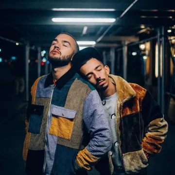 La veste patchwork Urban Outfitters porté par Oli sur le compte Instagram de Bigflo & Oli