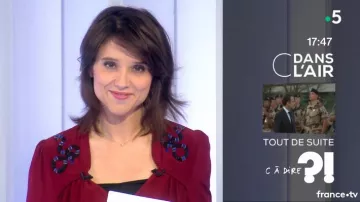La blusa roja bordada de hombros de Mélanie Taravant en C à dire del 28/12/2018