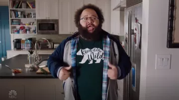 Camiseta 'King of The Wild' usada por Norman (Zach Cherry) en I Feel Bad S01E13
