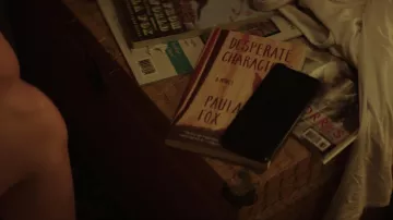 Personajes desesperados escritos por la abuela de Courtney Love en YOU (S01E01) (y leídos por Guinevere Beck)