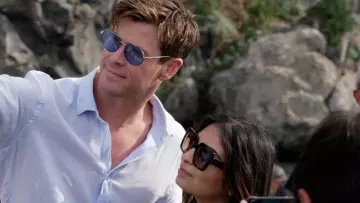 Blue Aviator Sunglasses worn by Agent H (Chris Hemsworth) as seen on the set of Men in Black: International