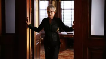 Las gafas de la decana Cathy Munsch (Jamie Lee Curtis) en Scream Queens S01E07