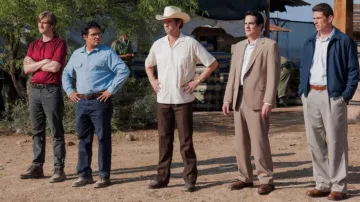 El sombrero blanco de James Kuykendall (Matt Letscher) visto en Narcos: México S01E08