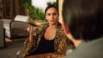 María Elvira (Fernanda Urrejola) guépard imprimé chemisier comme on le voit dans les Narcos: Mexique S01E03