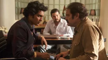 Rafael 'Rafa' Caro Quintero's (Tenoch Huerta) purple shirt as seen in Narcos: Mexico S01E09