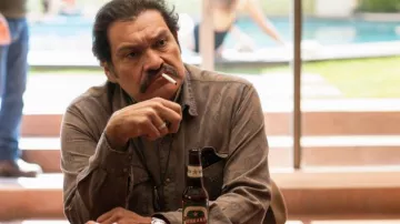 Ernesto "Ne Neto' Fonseca Carrillo (Joaquin Cosio) de la chemise imprimée comme on le voit dans les Narcos: Mexique S01E01