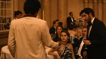 Traje crema de Rafael 'Rafa' Caro Quintero (Tenoch Huerta) visto en Narcos: México S01E03