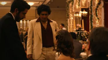 Camisa burdeos de Rafael 'Rafa' Caro Quintero (Tenoch Huerta) como se ve en Narcos: México S01E03