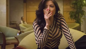 Isabella Bautista (Teresa Ruiz) haut rayé comme on le voit dans les Narcos: Mexique (S01)