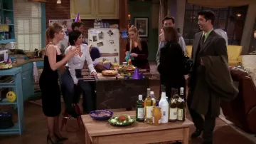 La robe noire moulante portée par Rachel Green (Jennifer Aniston) dans Friends S04E16